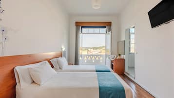 Quarto duplo | Escrivaninha, Wi-Fi de cortesia, roupa de cama