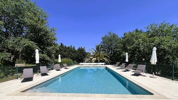 Piscine extérieure, parasols de plage, chaises longues