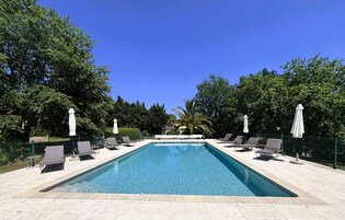 Piscina externa, funciona das 8h às 20h, guarda-sóis, espreguiçadeiras