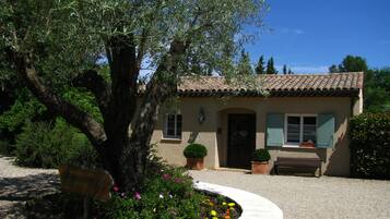 تفاصيل الفندق من الخارج