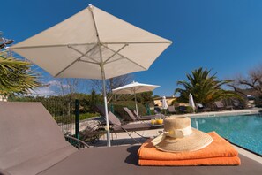 Outdoor pool, pool umbrellas, sun loungers - La Résidence du Moulin (Tourrettes-sur-Loup)