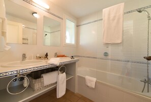 Dúplex | Baño | Amenidades de baño gratuitas, secadora de cabello, toallas 