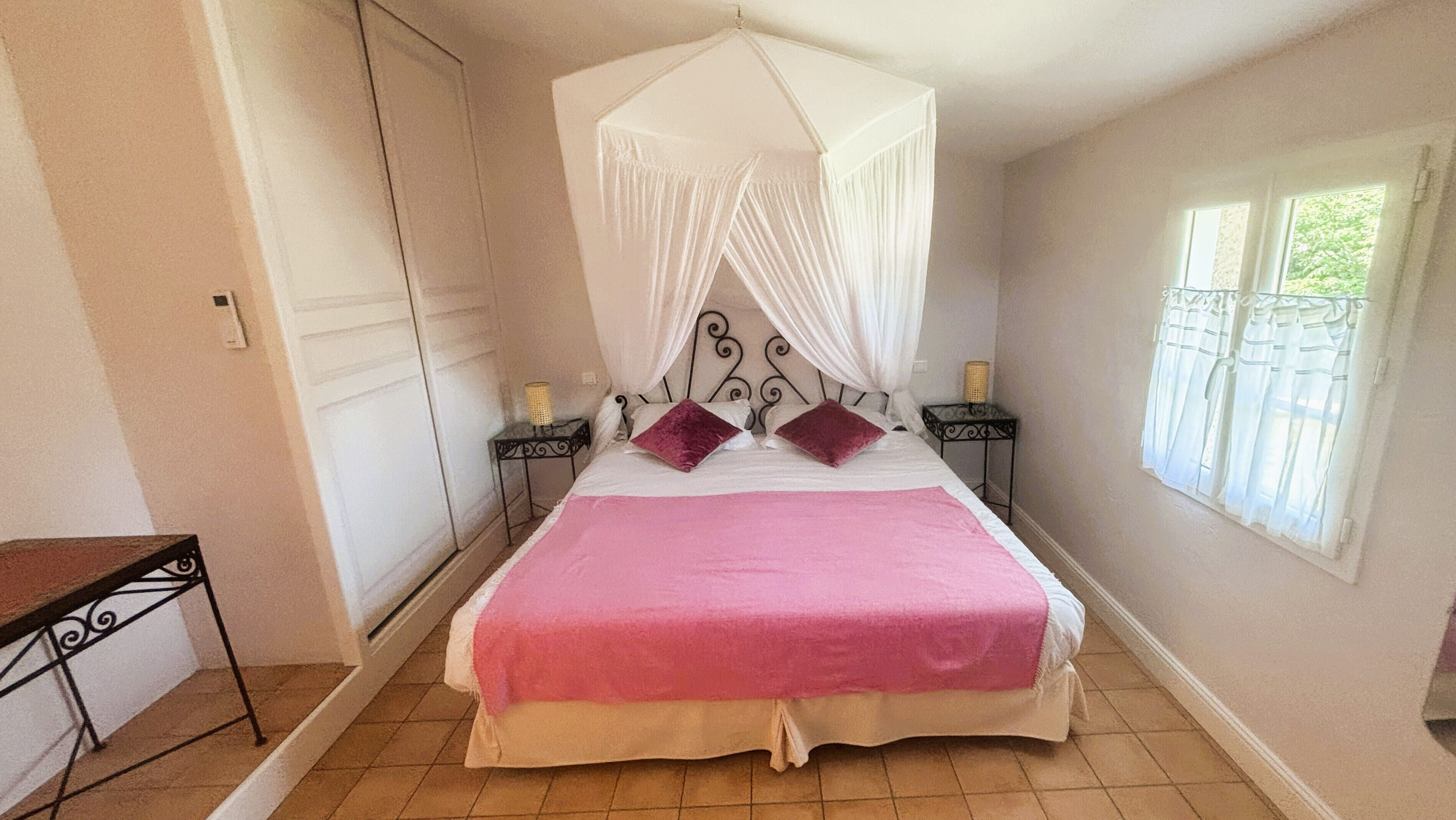 Premium bedding, in-room safe, individually decorated