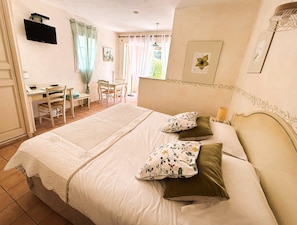 A bedroom with a bed, pillows, a desk, and a chair. - La Résidence du Moulin (Tourrettes-sur-Loup)