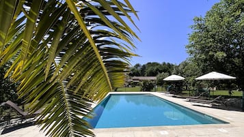 Udendørs pool, parasoller, liggestole
