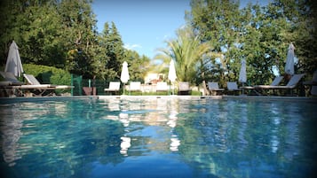 Outdoor pool, pool umbrellas, sun loungers