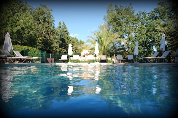 Ulkouima-allas, aurinkovarjoja, aurinkotuoleja