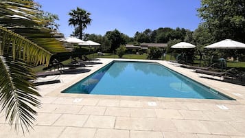 Udendørs pool, parasoller, liggestole