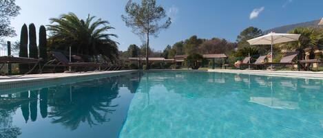 Piscine extérieure, parasols, chaises longues