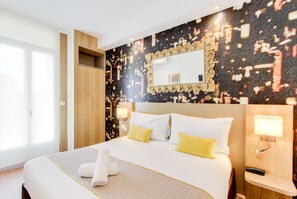 Premium bedding, minibar, in-room safe, individually decorated - Hôtel Le Provençal (Bandol)