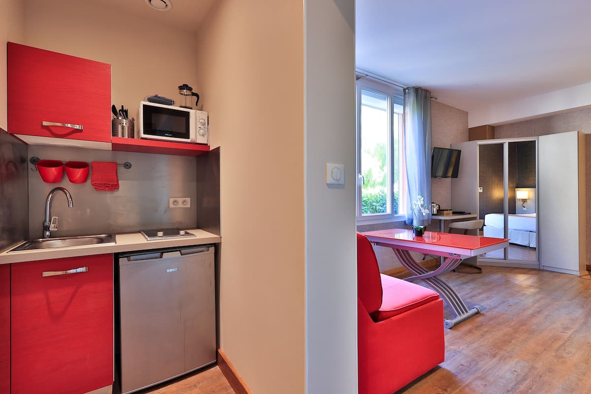 studio | private kitchenette | electric kettle, cookware/dishes/utensils, paper towels