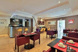 Se ofrece un desayuno bufé (18 EUR por persona)