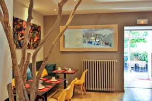 Daily buffet breakfast for a fee - Hôtel Le Provençal (Bandol)