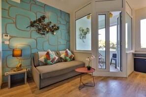 Suite superior | Zona de estar | Una televisión de pantalla plana