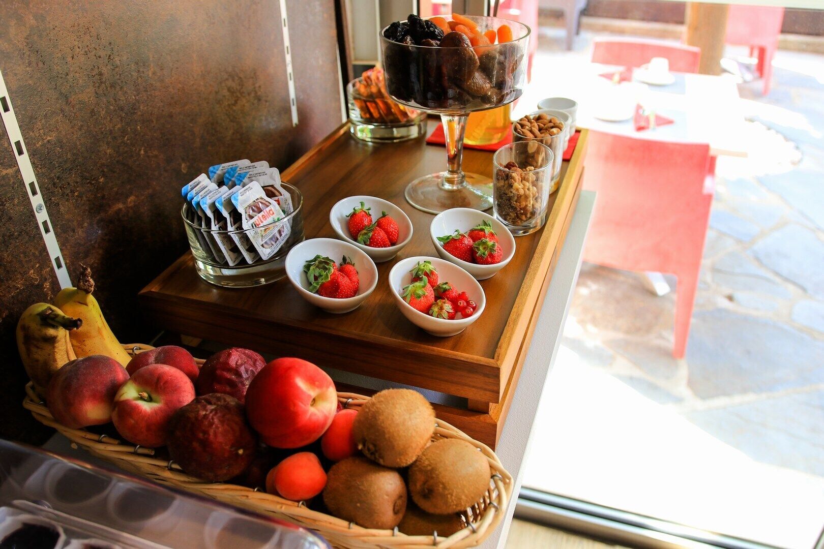 Un plateau de petit-déjeuner avec des fruits, des noix et un journal.