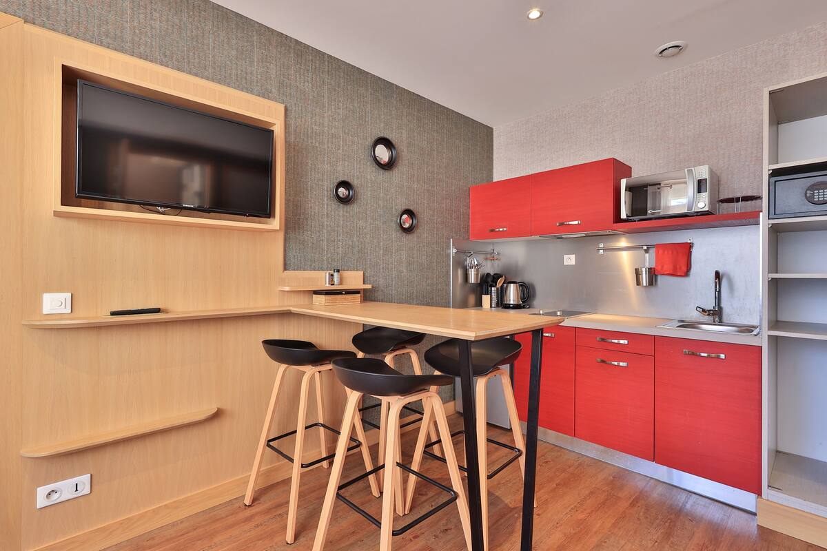 comfort apartment | living area | flat-screen tv