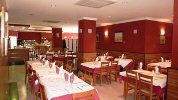 S'hi serveixen esmorzars, dinars i sopars