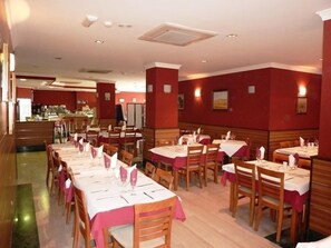 Serveert ontbijt, lunch en diner