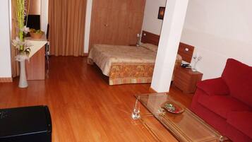 Cobrellits, matalassos amb encoixinament addicional i escriptori