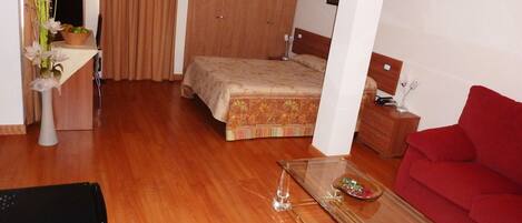 Edredón, camas con pillow-top, escritorio y camas extra