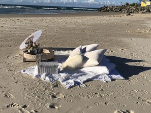 On the beach, beach umbrellas, beach towels - Glen Eden Beach Resort (Peregian Beach)