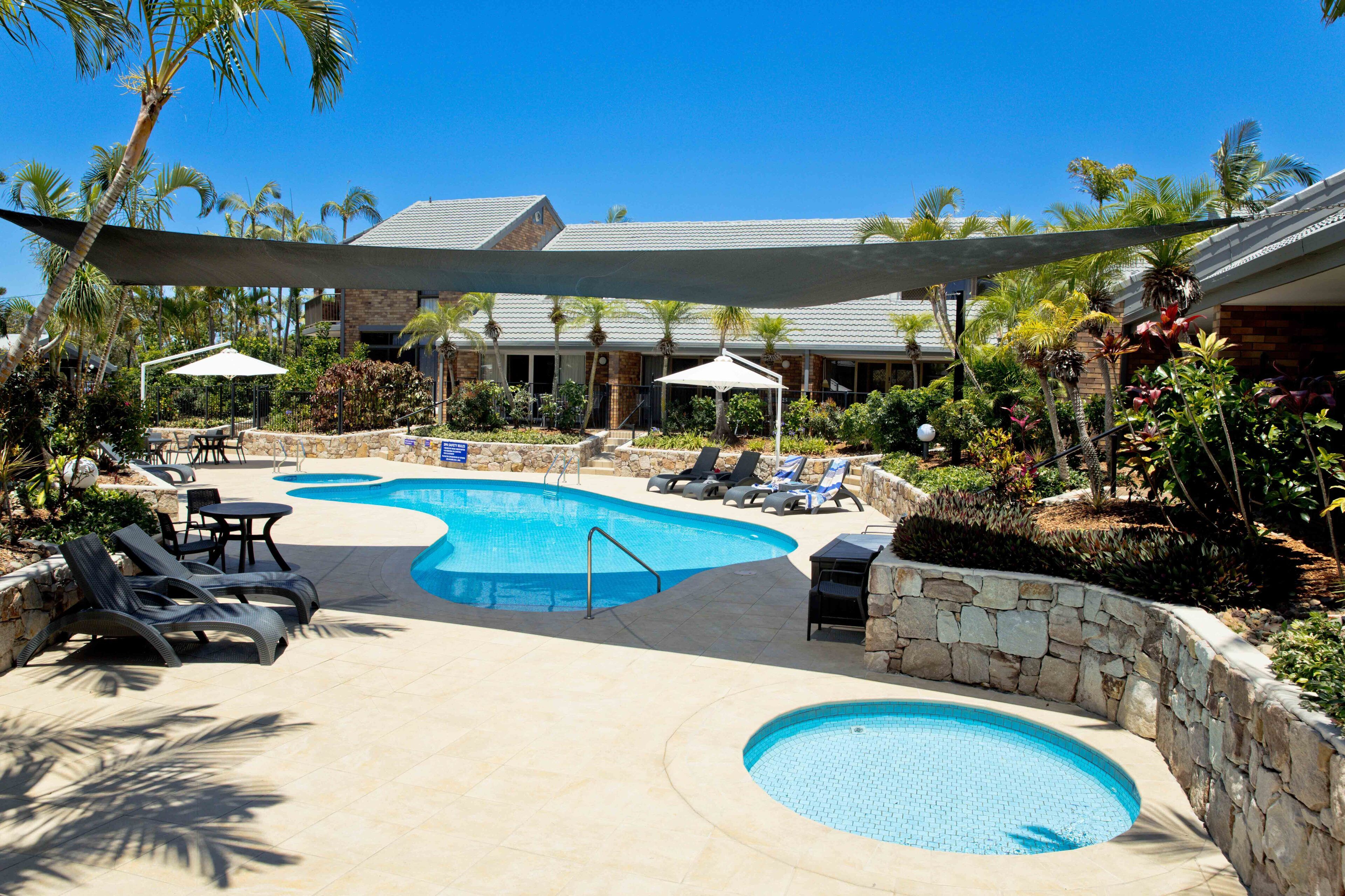 Piscina externa, espreguiçadeiras