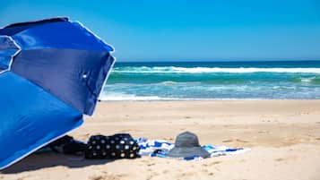 Plage, parasols, serviettes de plage