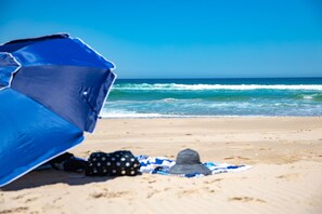 Accommodatie ligt op het strand, parasols, strandlakens