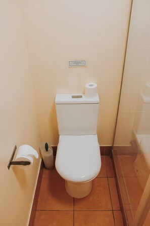 Habitación (Forest Family Room) | Baño | Amenidades de baño ecológicas, secadora de cabello, toallas, jabón 