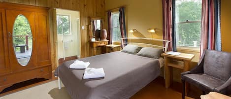 Habitación estándar | Muebles diferentes, escritorio, wifi y ropa de cama