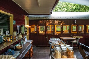 Daily continental breakfast for a fee - Glasshouse Mountains Ecolodge (Glass House Mountains)