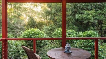 Queenslander Train Carriage | Individually furnished, desk, WiFi, bed sheets