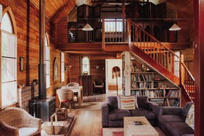 Loftsværelse (Church Loft) | Premium-sengetøj, senge med topmadrasser, individuelt design