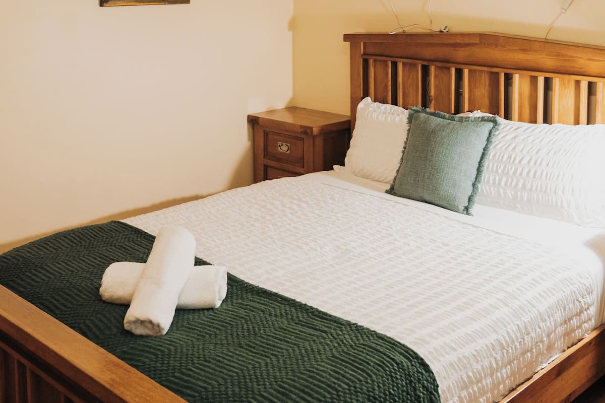 Habitación familiar, vistas al jardín | Muebles diferentes, escritorio, wifi y ropa de cama