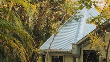 Bungalow | Individually furnished, desk, WiFi, bed sheets