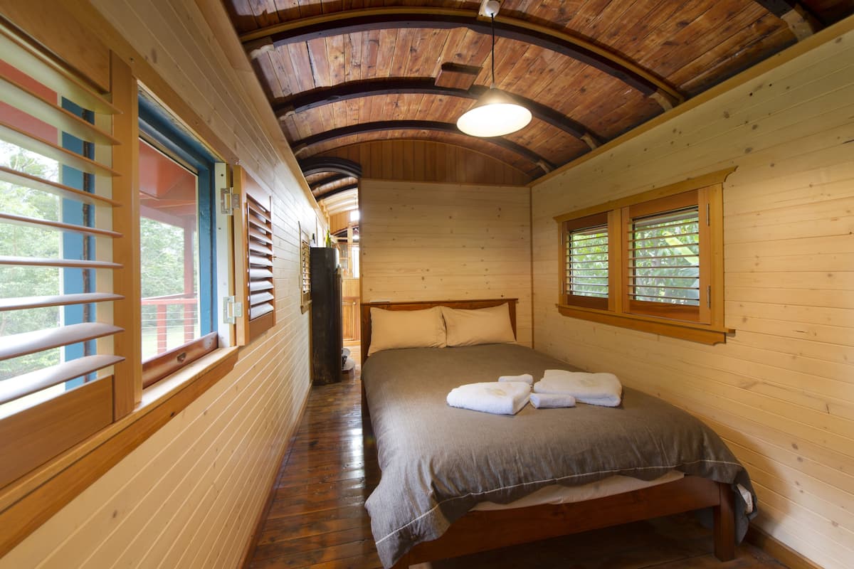 Queenslander Train Carriage | Individually furnished, desk, WiFi, bed sheets