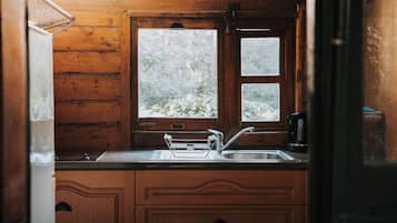 Cabin, Garden View | Individually furnished, desk, WiFi, bed sheets