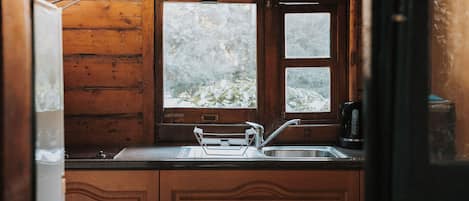 Stuga - utsikt mot trädgården | Unika möbler, skrivbord, wi-fi och sängkläder