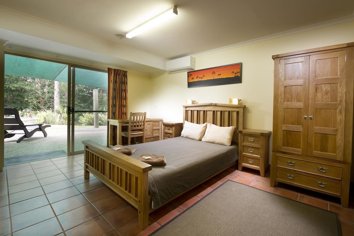 Habitación familiar, vistas al jardín | Muebles diferentes, escritorio, wifi y ropa de cama