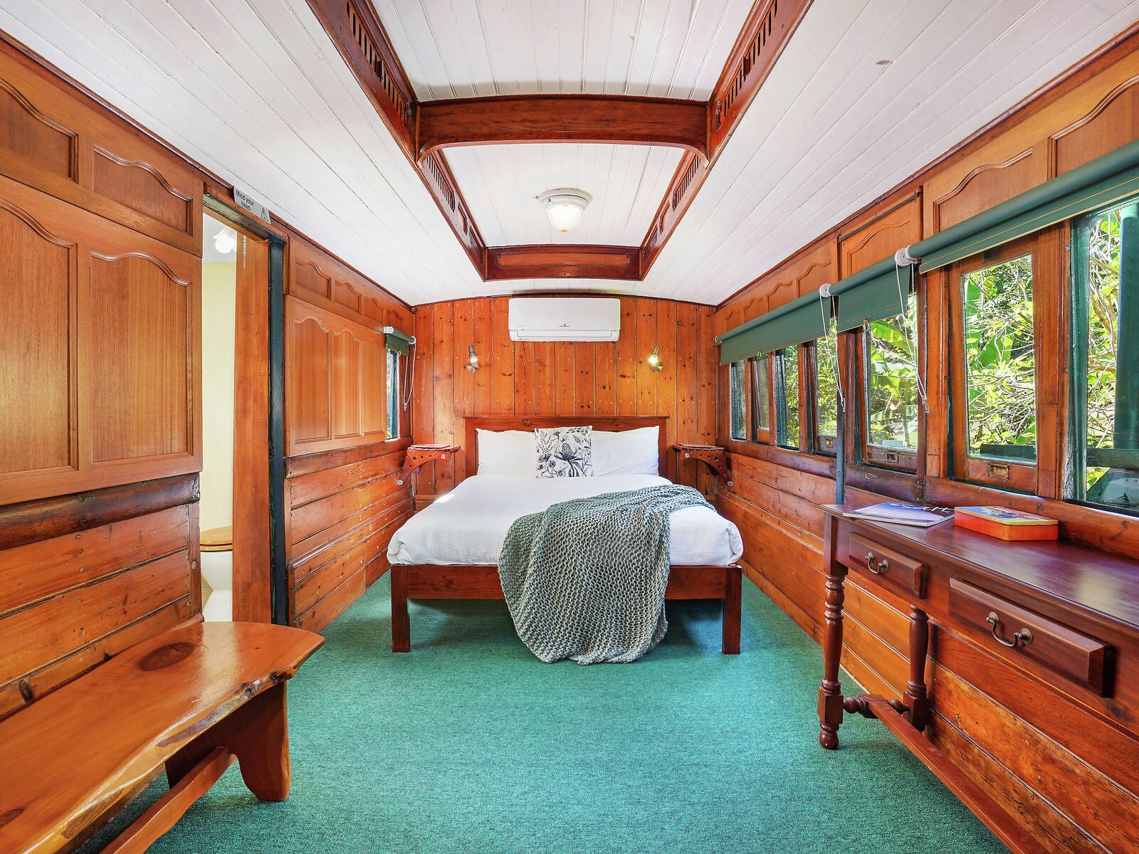 Mökki, näköala puutarhaan | Yksilöllisesti kalustettu, työpöytä, Wi-Fi, vuodevaatteet