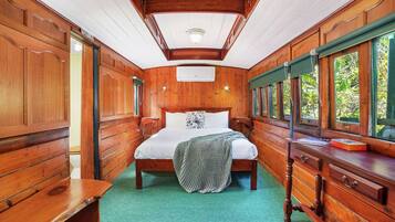 Muebles diferentes, escritorio, wifi y ropa de cama