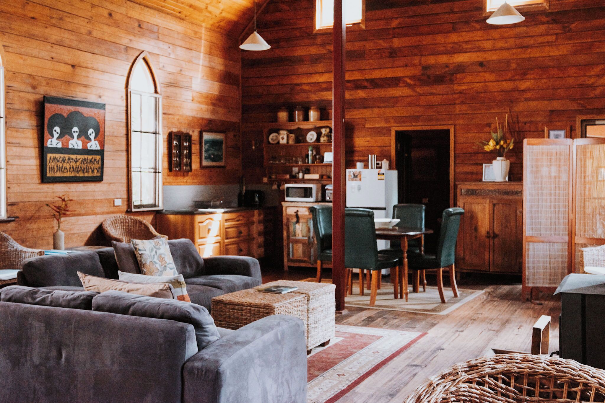 Ein gemütliches Blockhaus-Interieur mit Wohnbereich, Essbereich und Küche.
