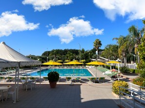 Piscine extérieure (ouverte en saison), parasols de plage