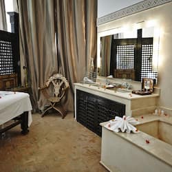 Luxe suite | Badkamer | Gratis toiletartikelen, een haardroger, pantoffels, handdoeken