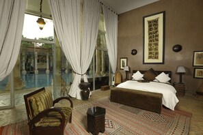 高級寝具、ミニバー、セーフティボックス (室内)、防音設備