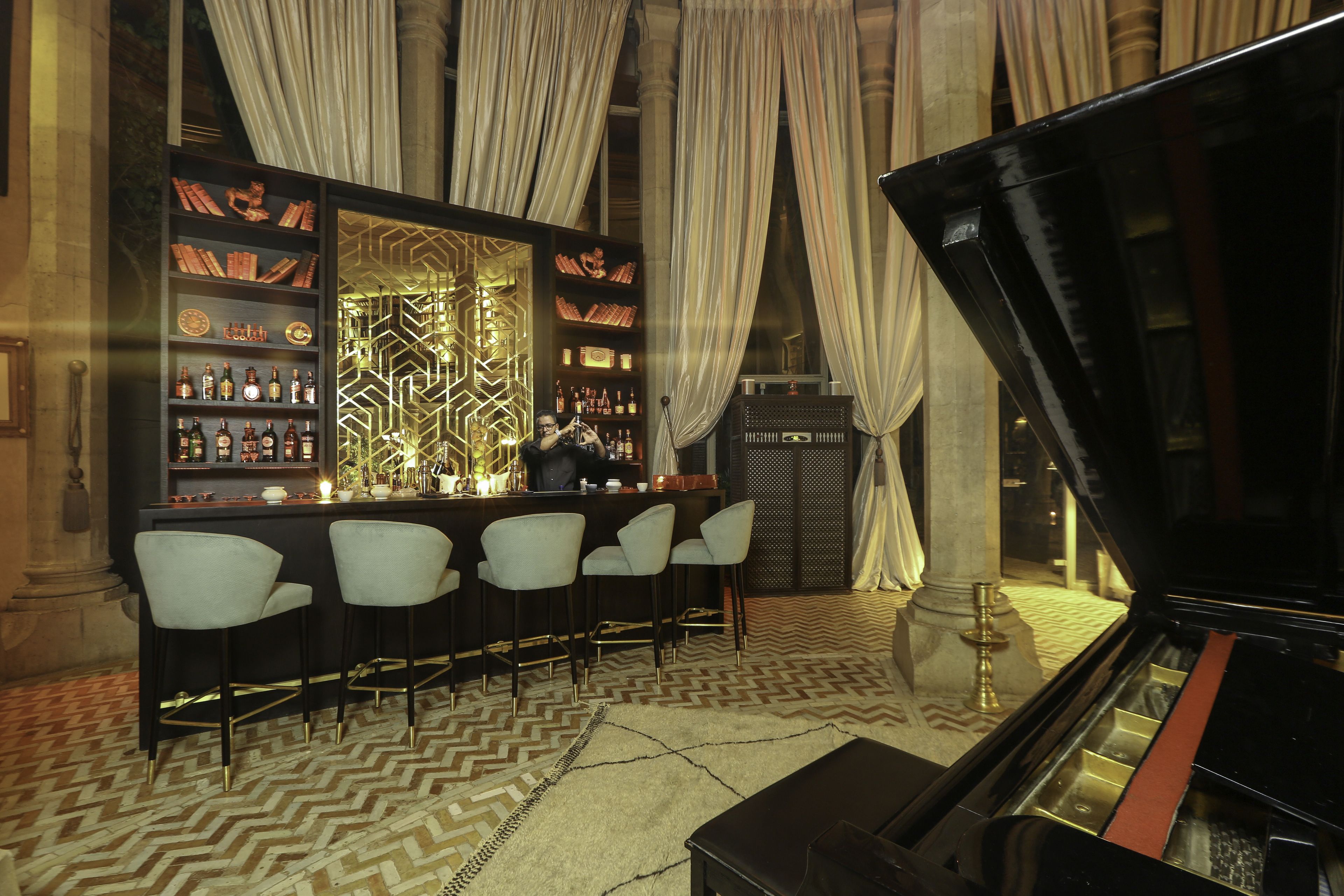 breakfast, lunch, dinner served; international cuisine