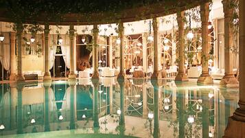 Piscine couverte, piscine extérieure, chaises longues