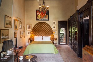 Ropa de cama de alta calidad y minibar 
