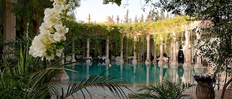 Piscine couverte, piscine extérieure, chaises longues