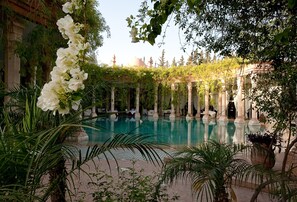 Una piscina techada, una piscina al aire libre